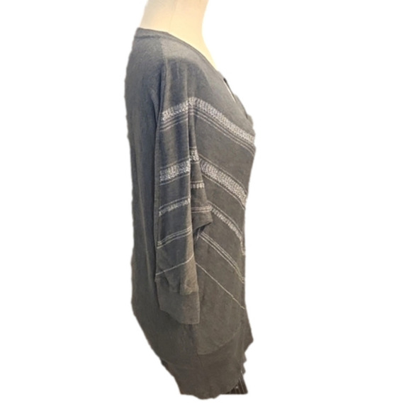 WOMENS New York & Co gray with silver cut out quarter sleeve top size Medium. - Picture 5 of 15